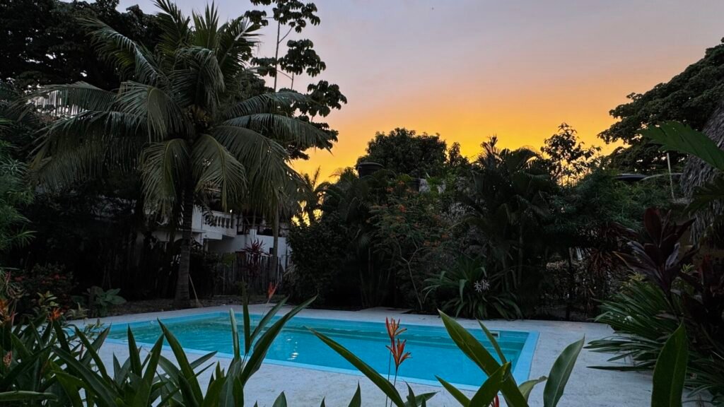 Piscina y jardín tropical de Aguarinwa al atardecer